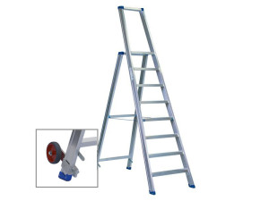 Stufenstehleiter einseitig begehbar mit Bügel, Transportrollen und Aussteifungsstreben