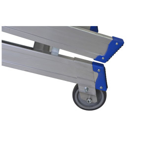 Stufenstehleiter beidseitig begehbar mit Transportrollen, Aussteifungsstreben und Antirutschbelag