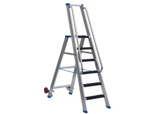 Stufenstehleiter einseitig begehbar mit Bügel, Antirutschbelag, beidseitigem Handlauf, Transportrollensatz montiert und Aussteifungsstreben