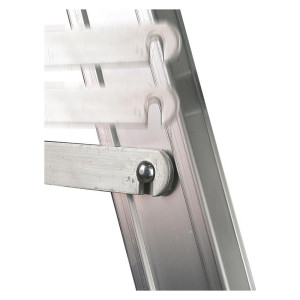 Stufenstehleiter einseitig begehbar mit Bügel, Antirutschbelag, beidseitigem Handlauf, Transportrollensatz montiert und Aussteifungsstreben