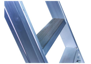 Stufenstehleiter beidseitig begehbar mit Federdruckrollen und Aussteifungsstreben und Antirutschbelag beidseitig
